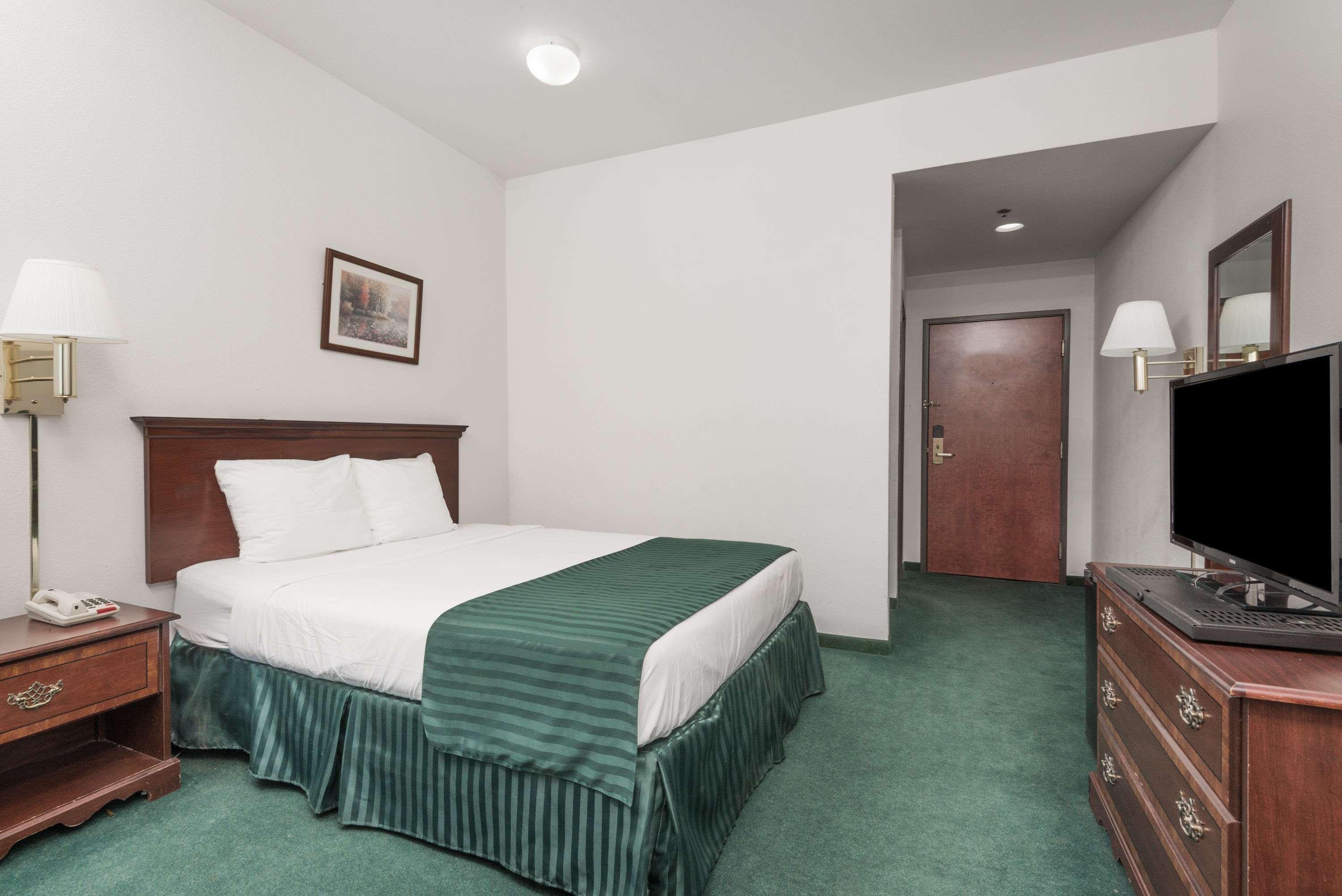 Super 8 By Wyndham Grayson Hotel Exterior photo
