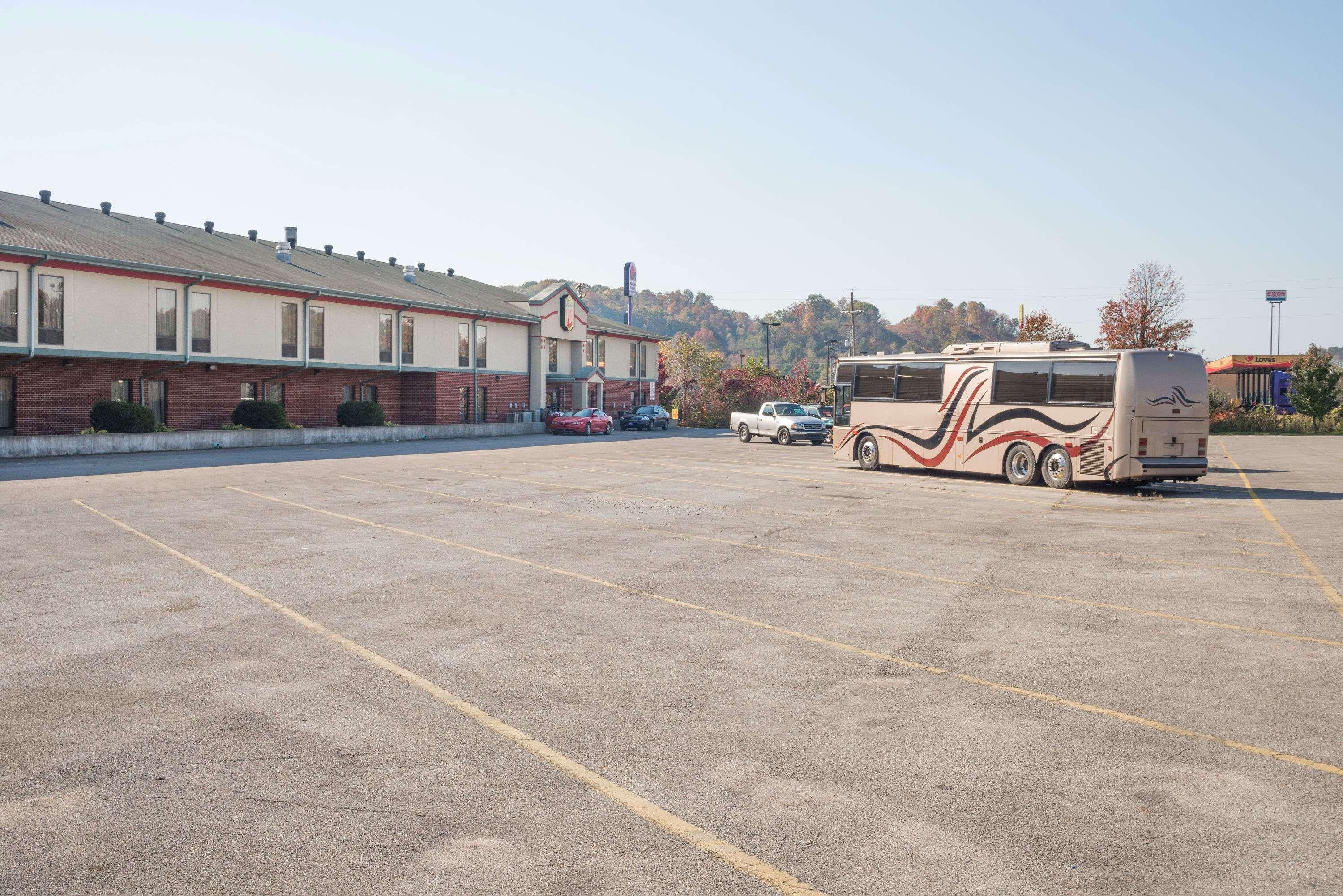 Super 8 By Wyndham Grayson Hotel Exterior photo